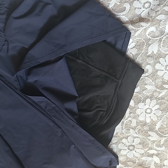 Lululemon 3/4 womens 2 layer sport shorts - Picture 4 of 8